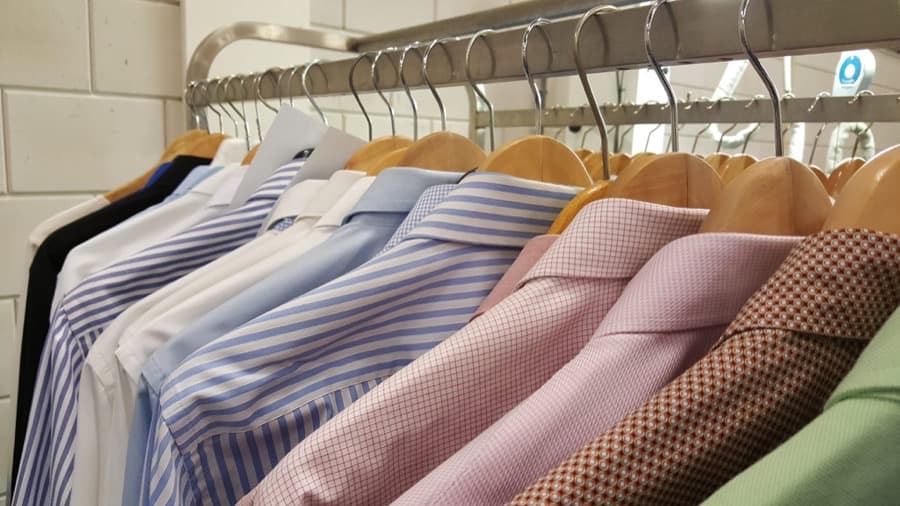 Gestreken overhemden netjes op hangers