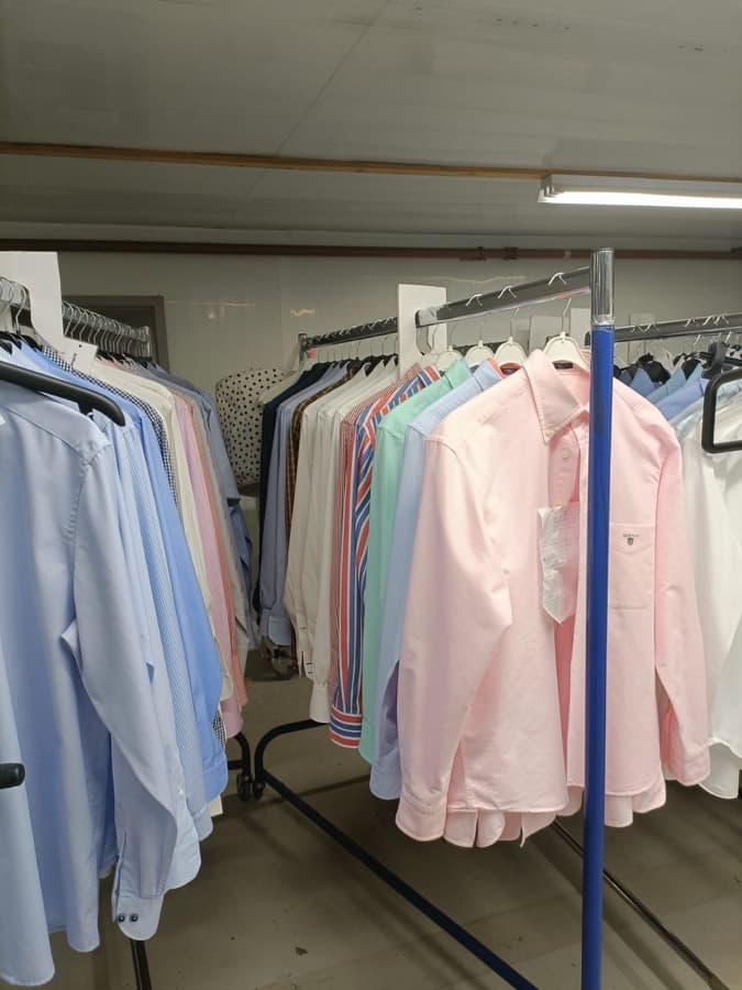 Schone overhemden in pasteltinten, netjes op een rij