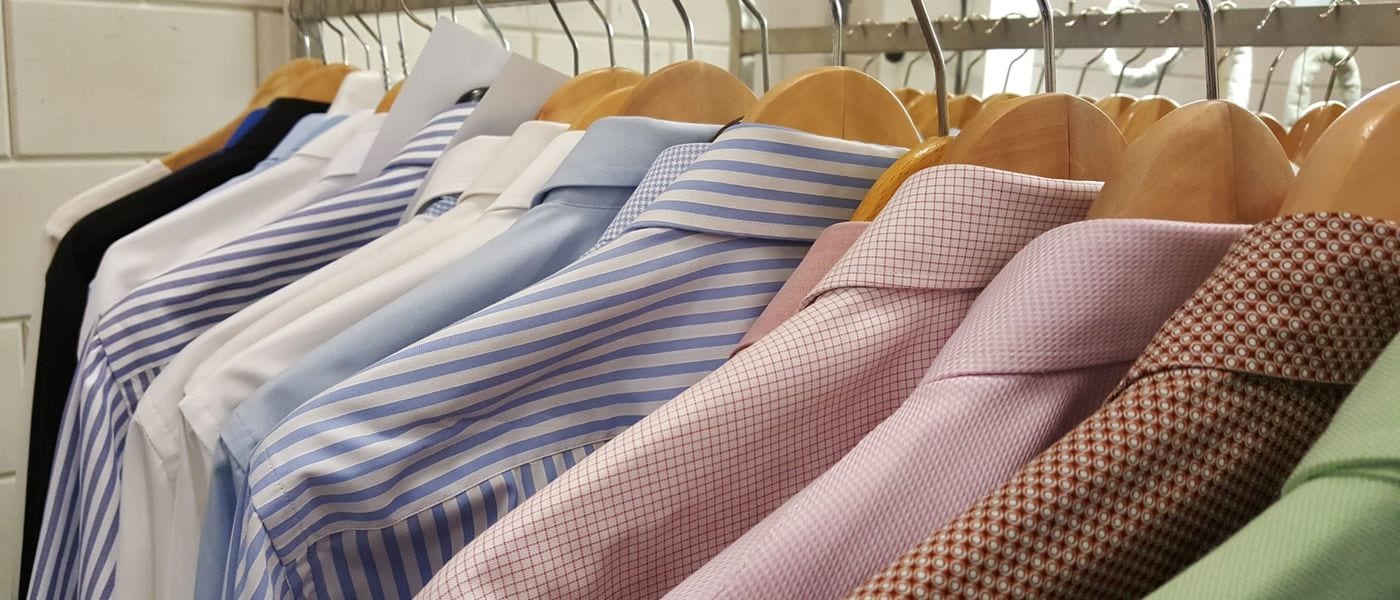 Schone overhemden in allerlei kleuren, netjes op een rij in onze wasserij